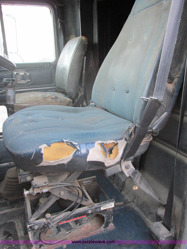 image for item E5284 1992 Mack CH613 semi truck