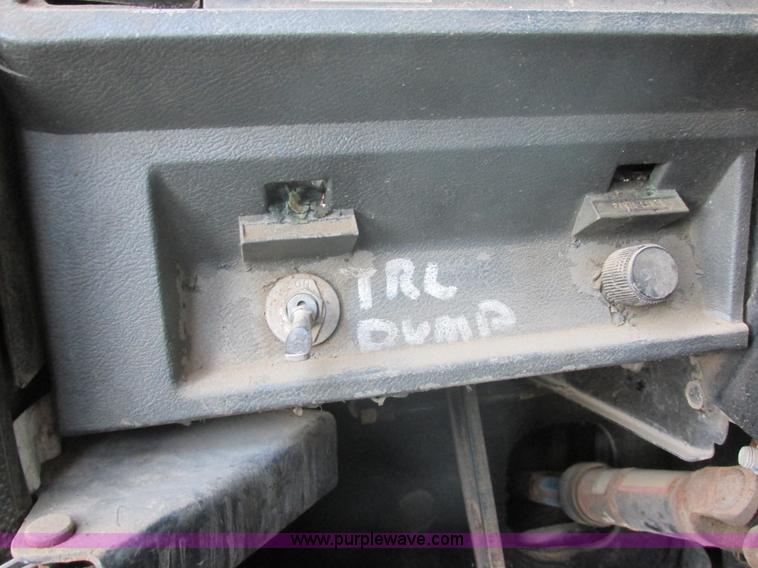 image for item E5284 1992 Mack CH613 semi truck