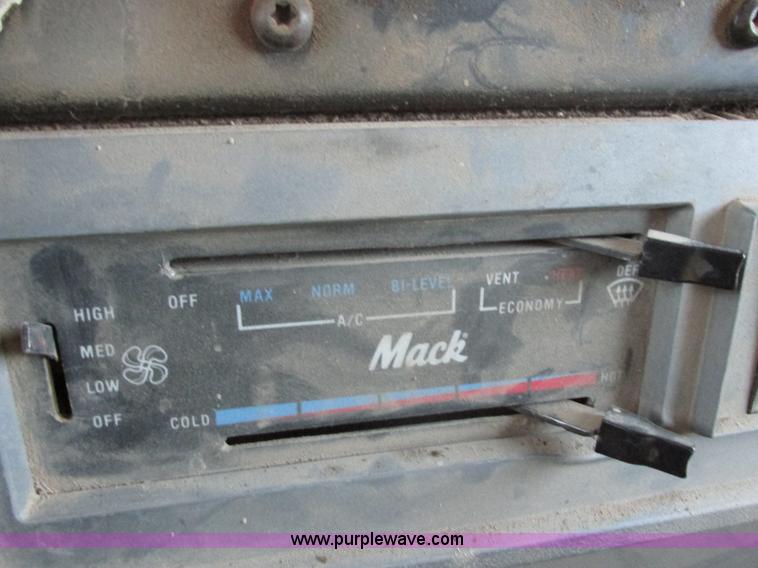 image for item E5284 1992 Mack CH613 semi truck