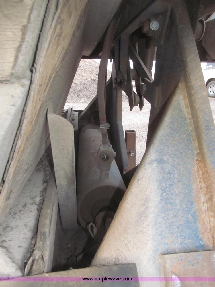 image for item F7262 1985 Trail King BD22-383A 40' triple axle belly dump trailer