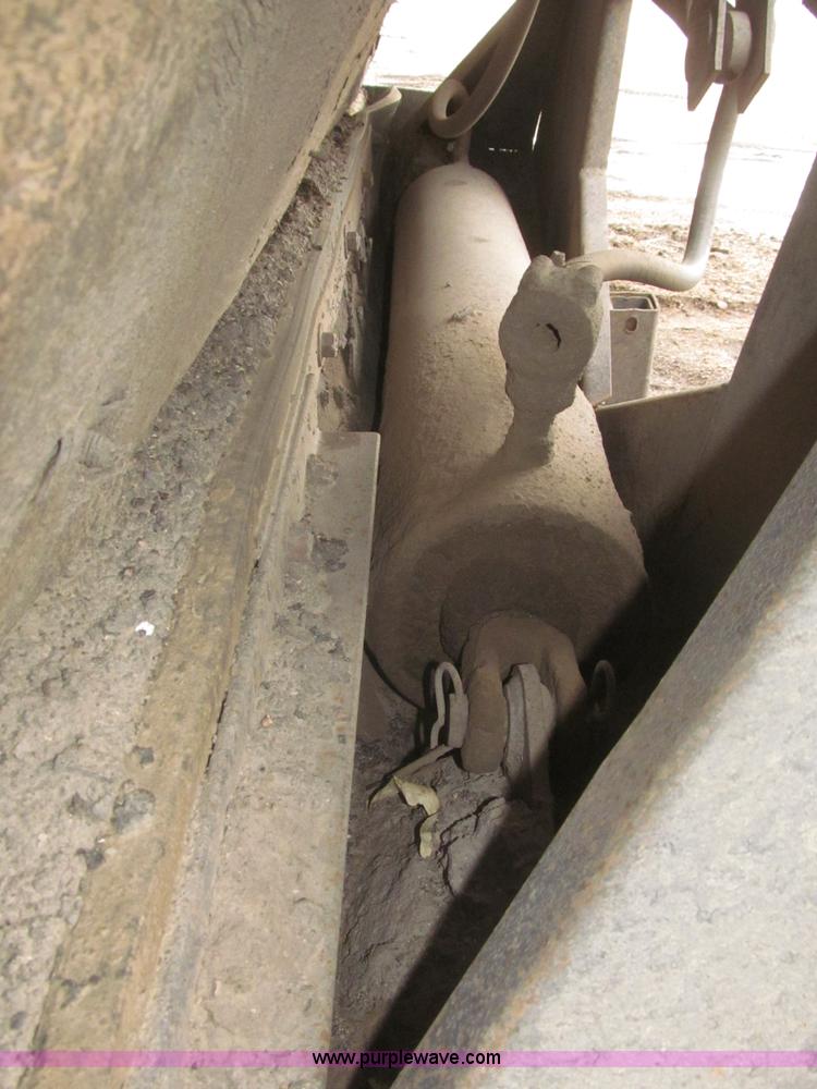 image for item F7265 1986 Trail King BD22-383A 40' triple axle belly dump trailer