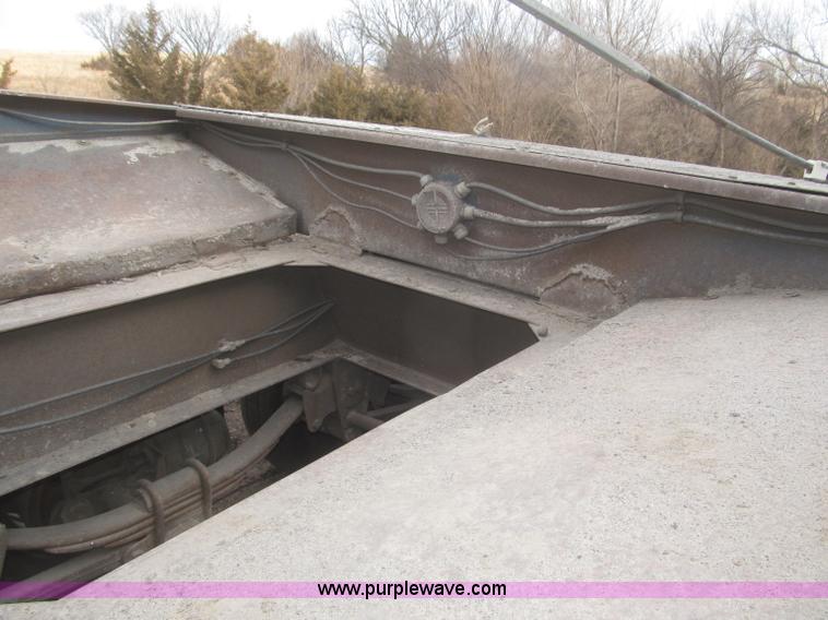 image for item F7265 1986 Trail King BD22-383A 40' triple axle belly dump trailer