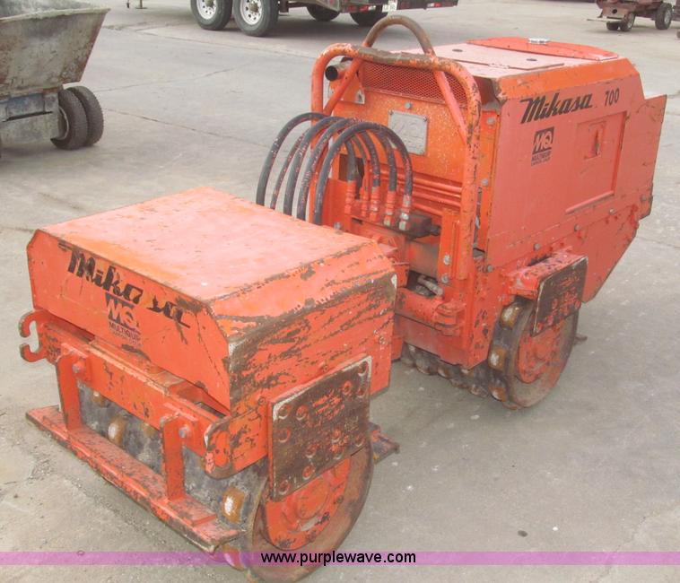 image for item F7288 Mikasa MRV3030GB articulated padfoot roller