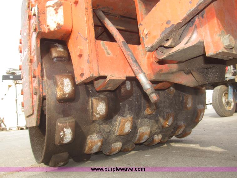 image for item F7288 Mikasa MRV3030GB articulated padfoot roller