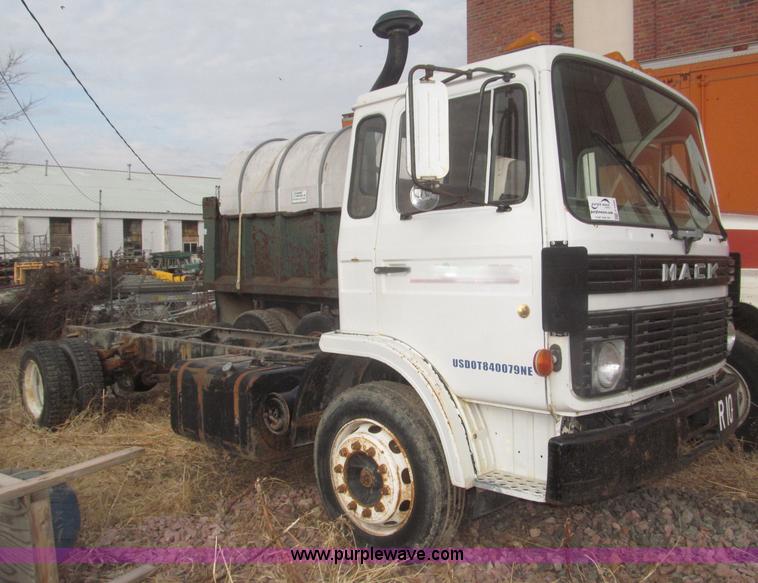 image for item F7289 1987 Mack MS250P truck cab and chassis