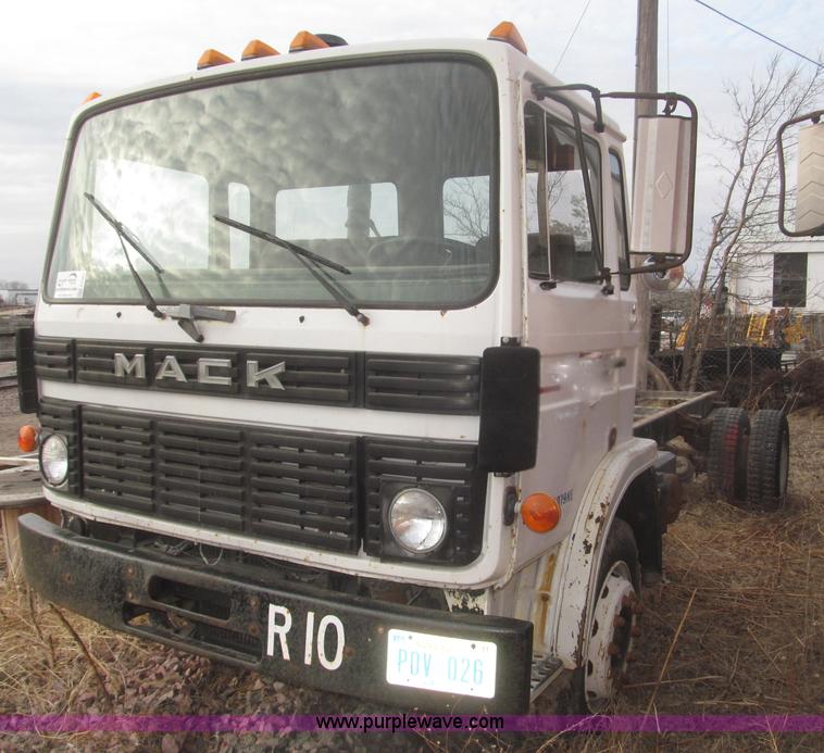 image for item F7289 1987 Mack MS250P truck cab and chassis