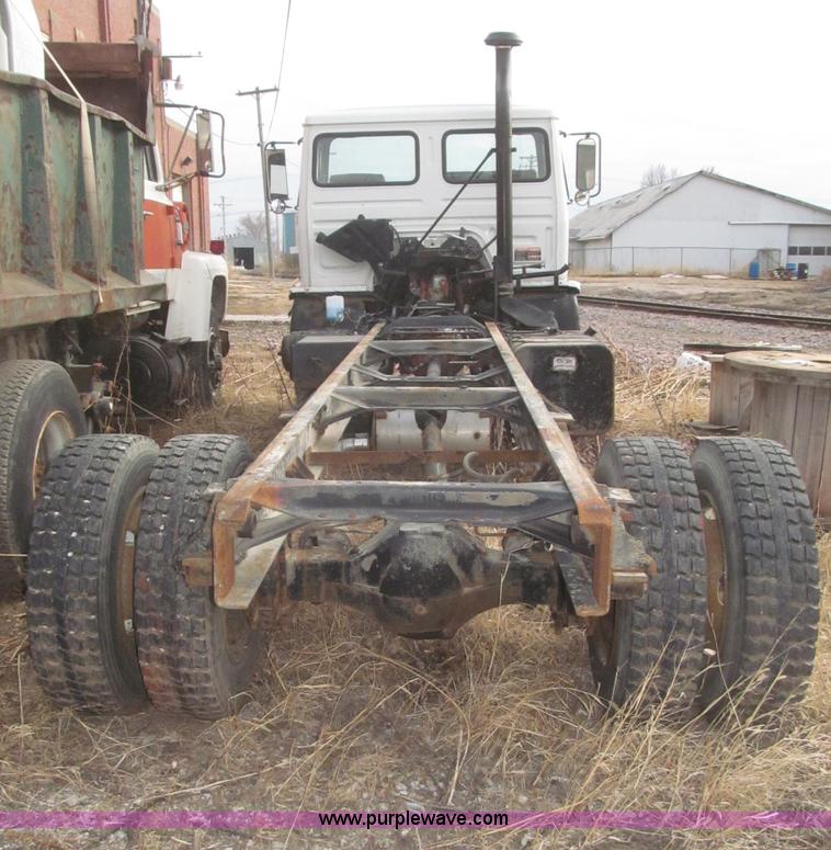 image for item F7289 1987 Mack MS250P truck cab and chassis