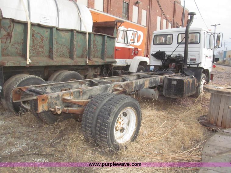 image for item F7289 1987 Mack MS250P truck cab and chassis