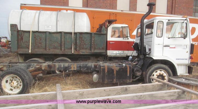 image for item F7289 1987 Mack MS250P truck cab and chassis