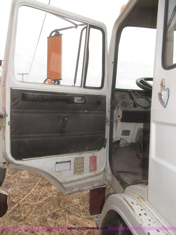 image for item F7289 1987 Mack MS250P truck cab and chassis