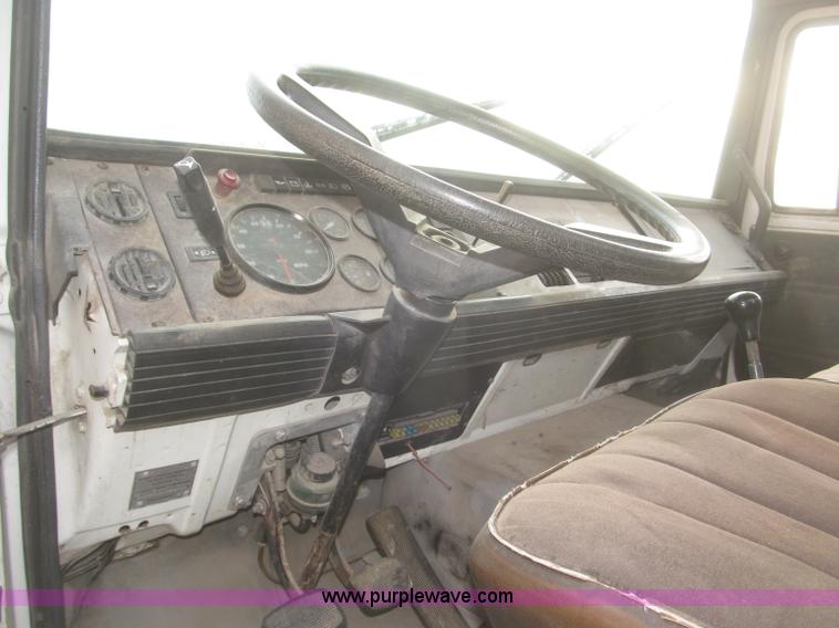 image for item F7289 1987 Mack MS250P truck cab and chassis