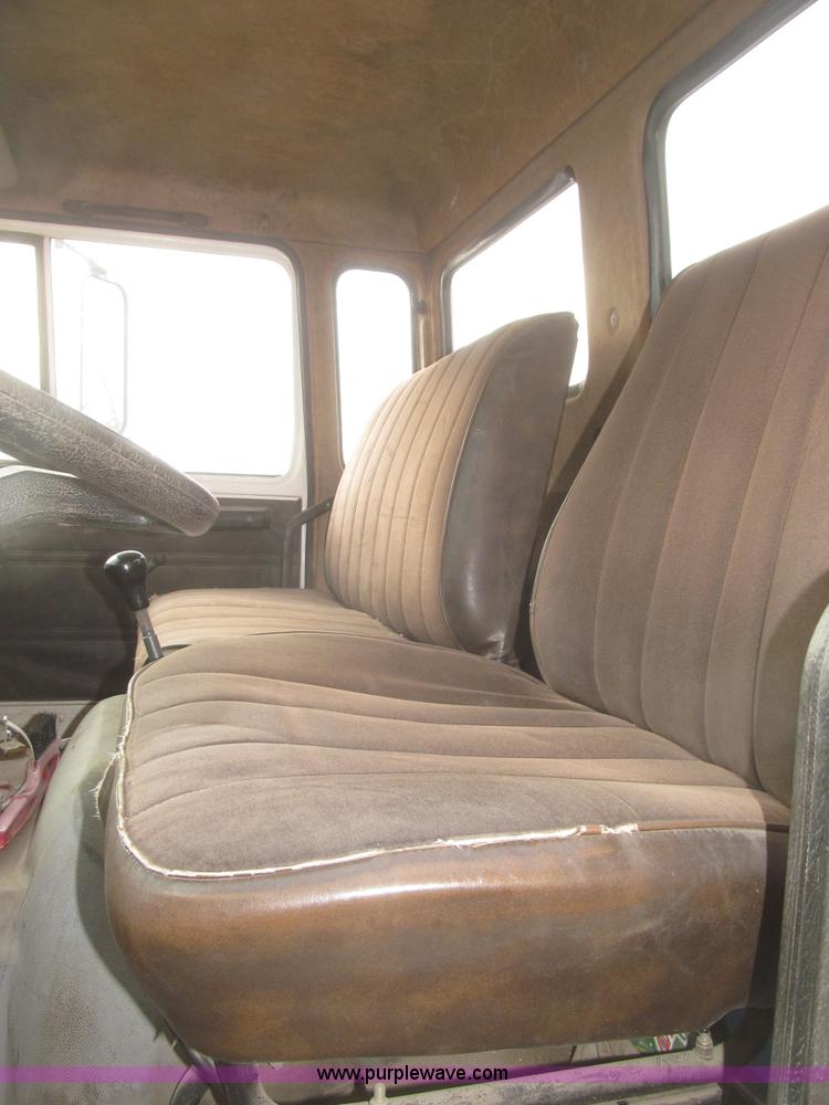 image for item F7289 1987 Mack MS250P truck cab and chassis