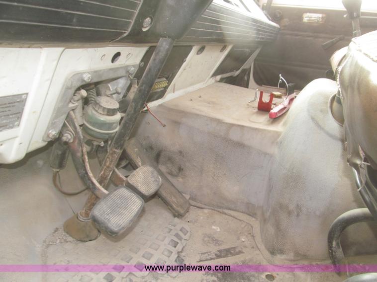 image for item F7289 1987 Mack MS250P truck cab and chassis