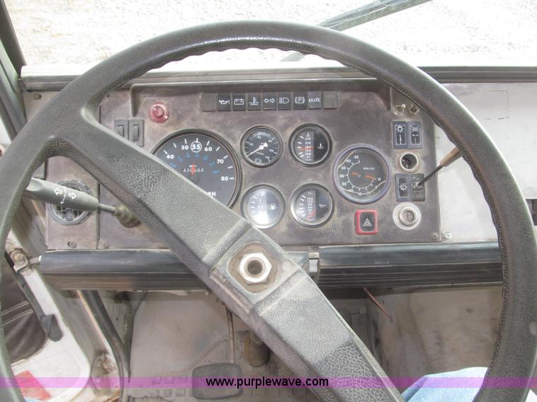 image for item F7289 1987 Mack MS250P truck cab and chassis