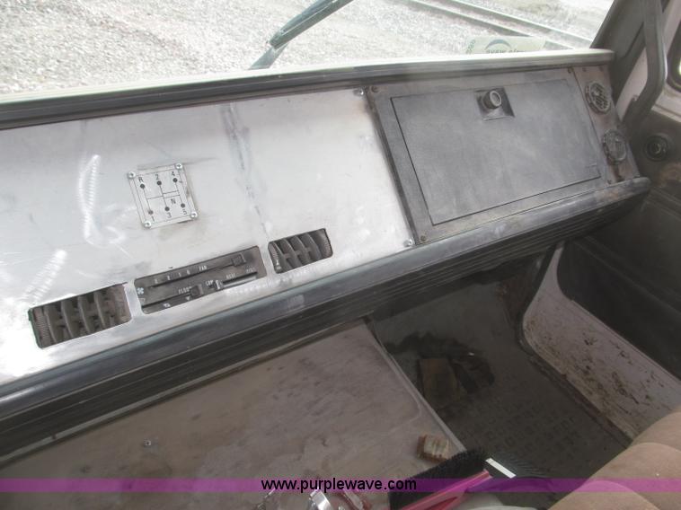 image for item F7289 1987 Mack MS250P truck cab and chassis