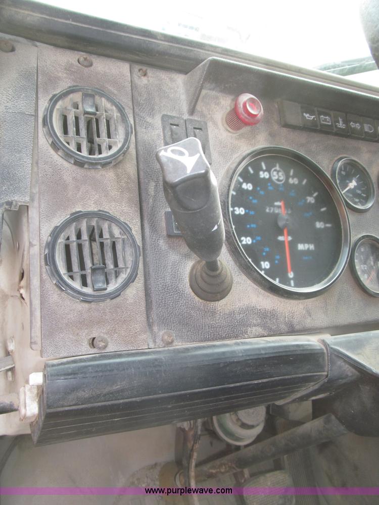 image for item F7289 1987 Mack MS250P truck cab and chassis