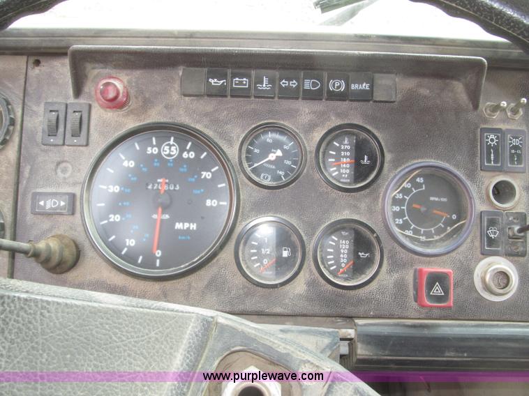 image for item F7289 1987 Mack MS250P truck cab and chassis