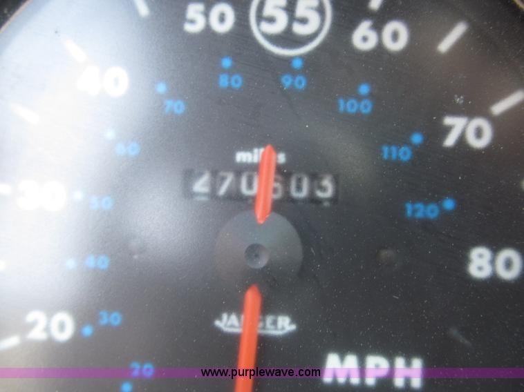 image for item F7289 1987 Mack MS250P truck cab and chassis