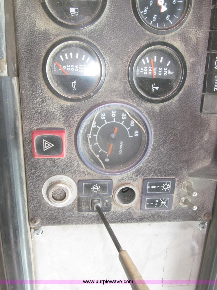 image for item F7289 1987 Mack MS250P truck cab and chassis