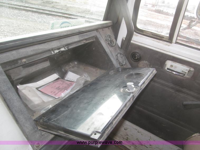 image for item F7289 1987 Mack MS250P truck cab and chassis