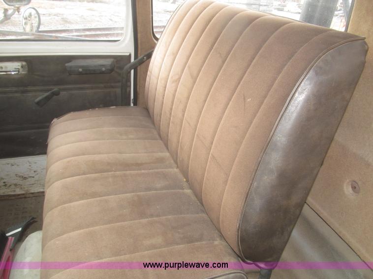 image for item F7289 1987 Mack MS250P truck cab and chassis