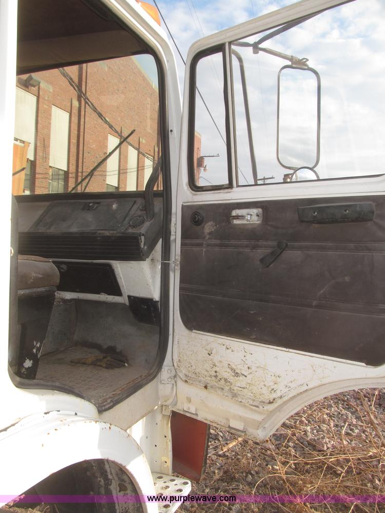 image for item F7289 1987 Mack MS250P truck cab and chassis