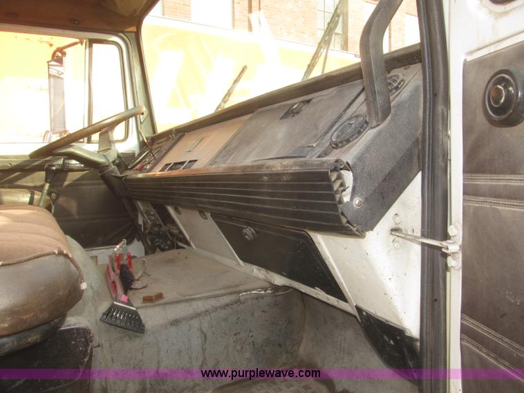 image for item F7289 1987 Mack MS250P truck cab and chassis