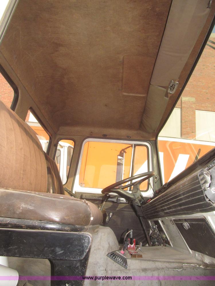 image for item F7289 1987 Mack MS250P truck cab and chassis