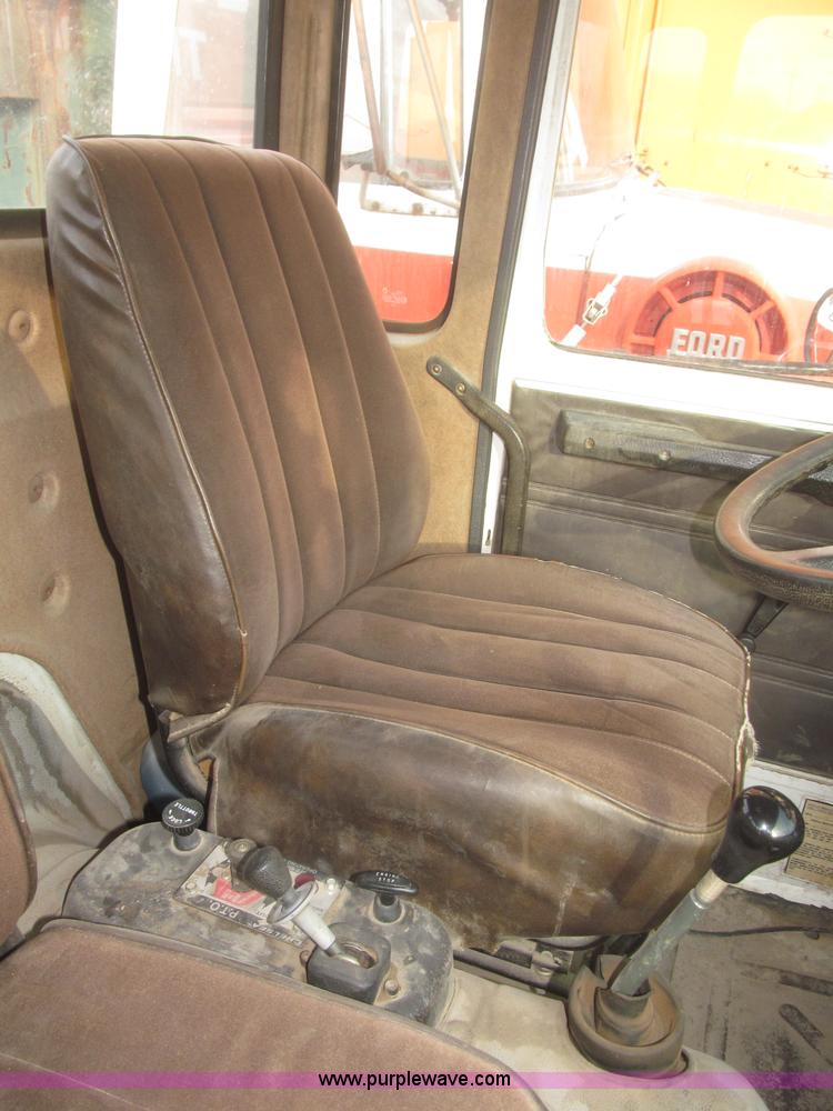 image for item F7289 1987 Mack MS250P truck cab and chassis