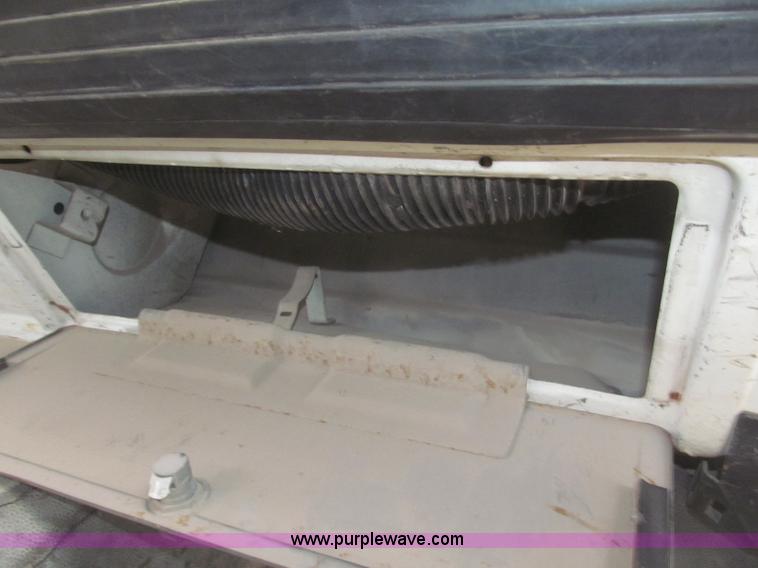 image for item F7289 1987 Mack MS250P truck cab and chassis