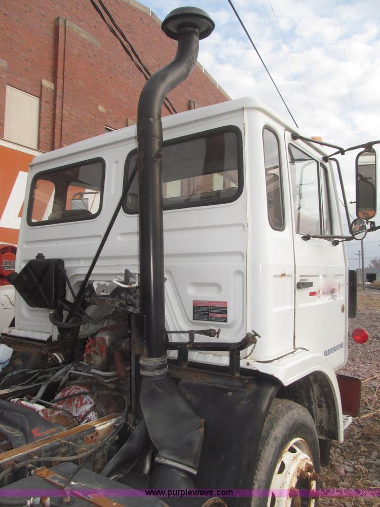 image for item F7289 1987 Mack MS250P truck cab and chassis