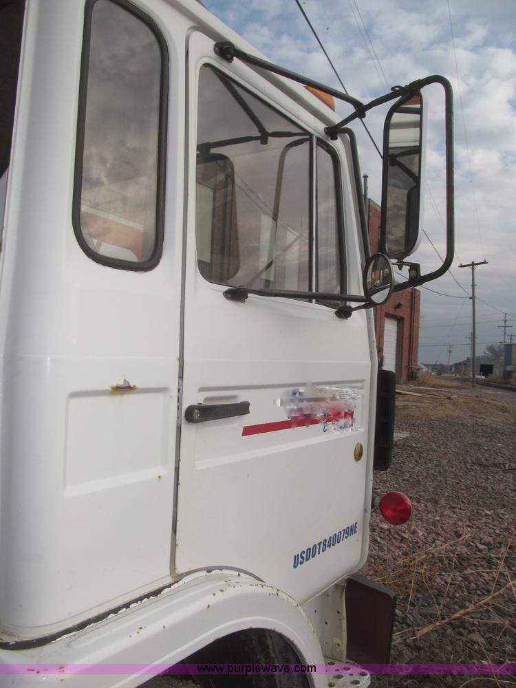 image for item F7289 1987 Mack MS250P truck cab and chassis