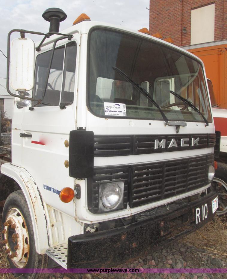 image for item F7289 1987 Mack MS250P truck cab and chassis