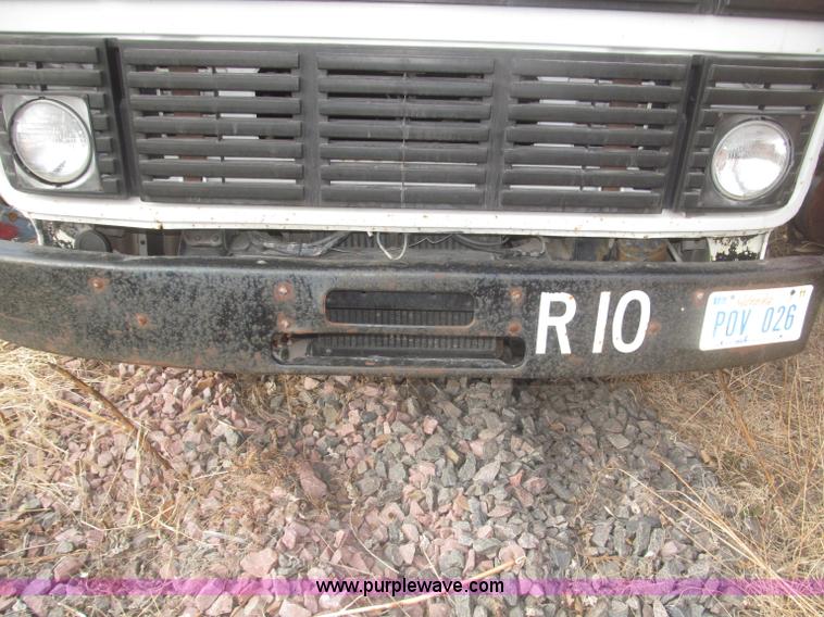 image for item F7289 1987 Mack MS250P truck cab and chassis