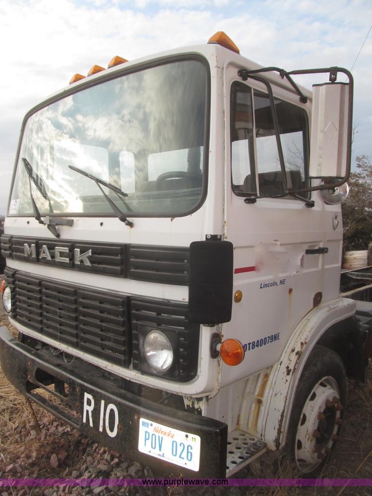 image for item F7289 1987 Mack MS250P truck cab and chassis