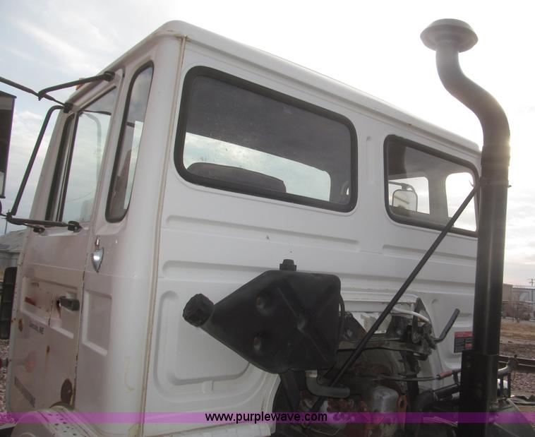 image for item F7289 1987 Mack MS250P truck cab and chassis