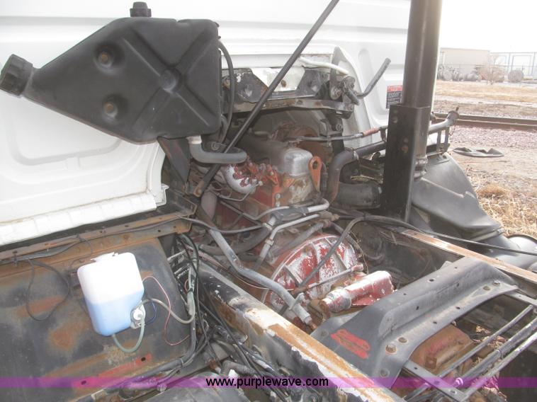image for item F7289 1987 Mack MS250P truck cab and chassis