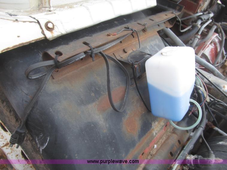 image for item F7289 1987 Mack MS250P truck cab and chassis