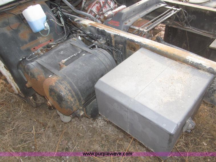 image for item F7289 1987 Mack MS250P truck cab and chassis