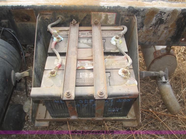 image for item F7289 1987 Mack MS250P truck cab and chassis