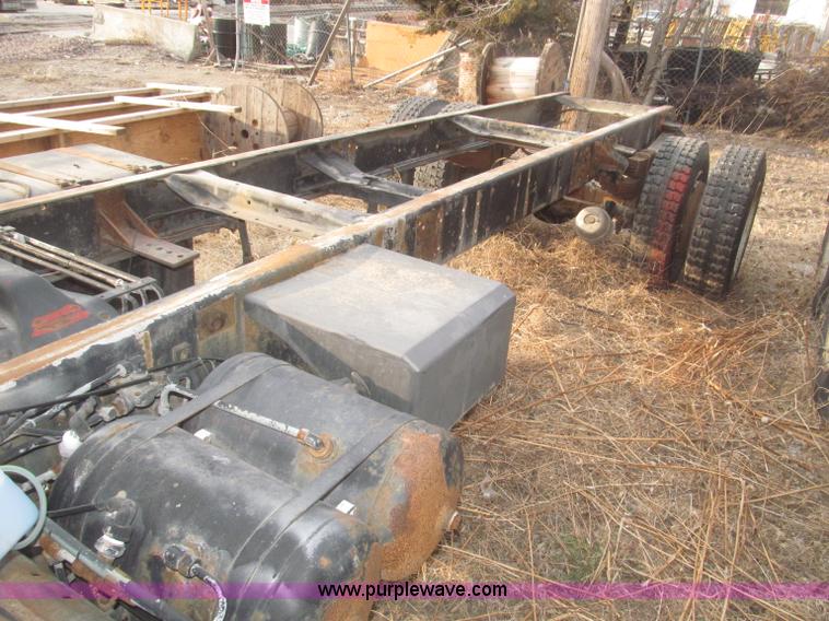 image for item F7289 1987 Mack MS250P truck cab and chassis