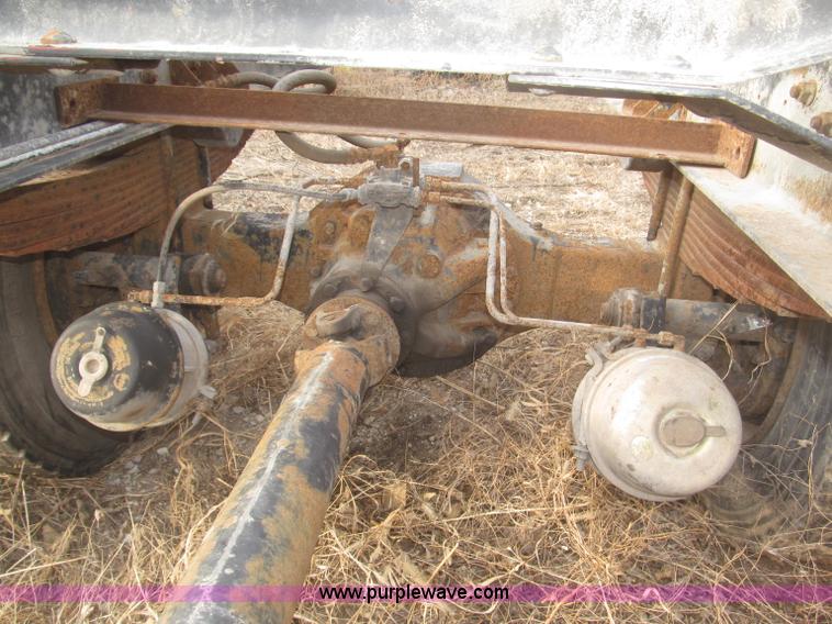 image for item F7289 1987 Mack MS250P truck cab and chassis