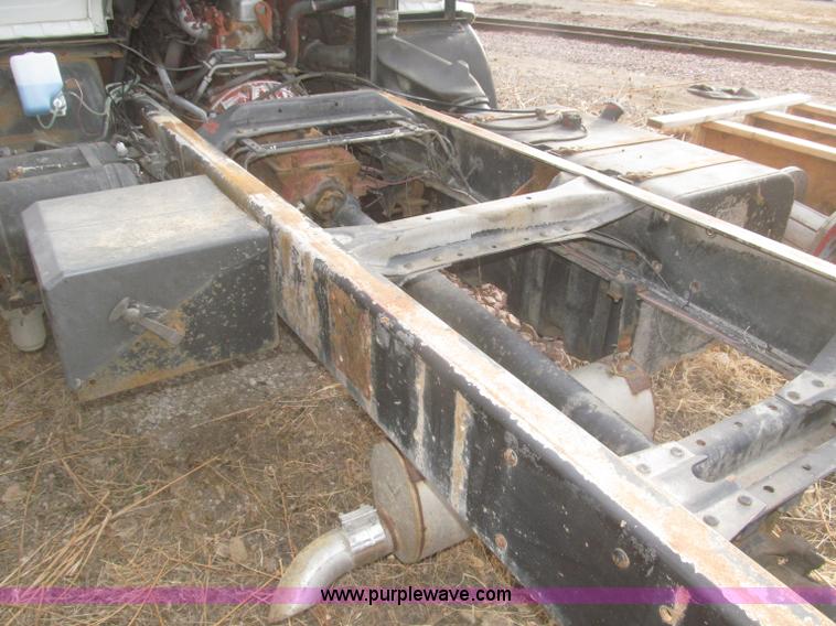 image for item F7289 1987 Mack MS250P truck cab and chassis