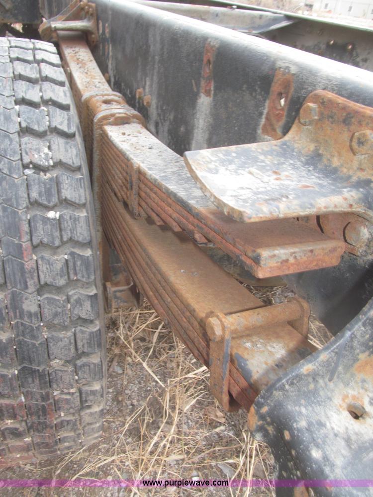 image for item F7289 1987 Mack MS250P truck cab and chassis