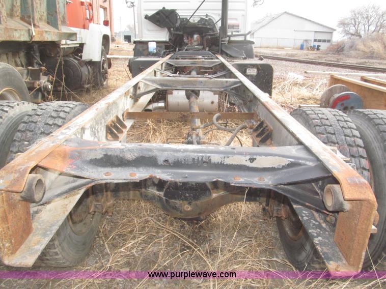 image for item F7289 1987 Mack MS250P truck cab and chassis