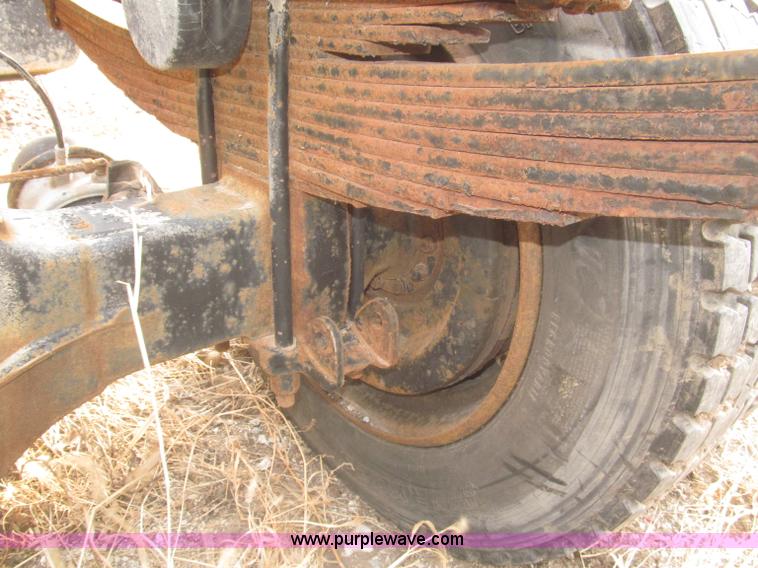 image for item F7289 1987 Mack MS250P truck cab and chassis