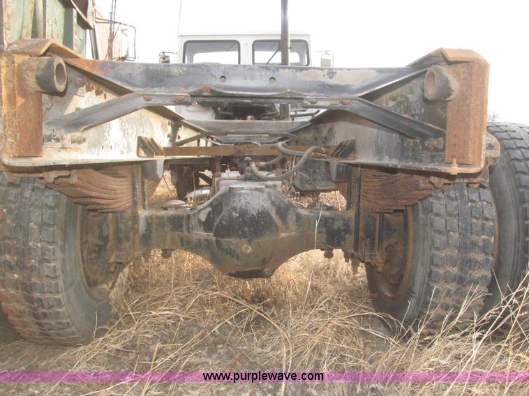 image for item F7289 1987 Mack MS250P truck cab and chassis