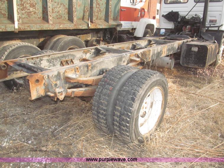 image for item F7289 1987 Mack MS250P truck cab and chassis