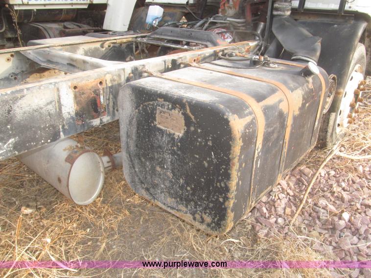 image for item F7289 1987 Mack MS250P truck cab and chassis