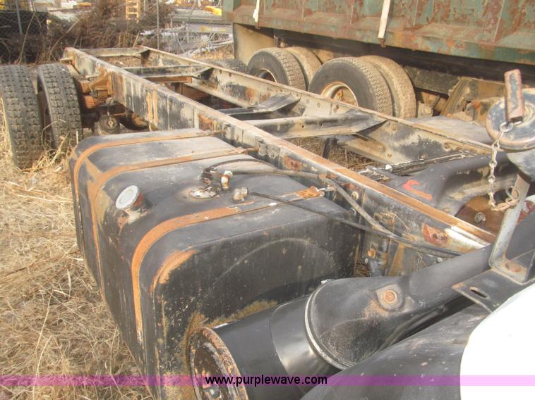 image for item F7289 1987 Mack MS250P truck cab and chassis